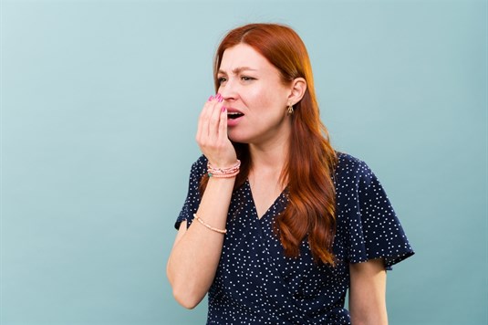 Blogas burnos kvapas: kaip panaikinti? 